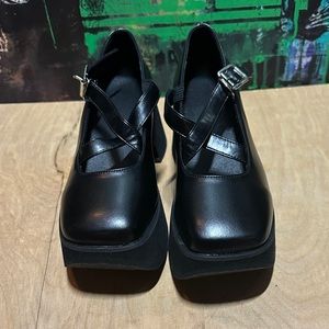 Criss cross platform shoes